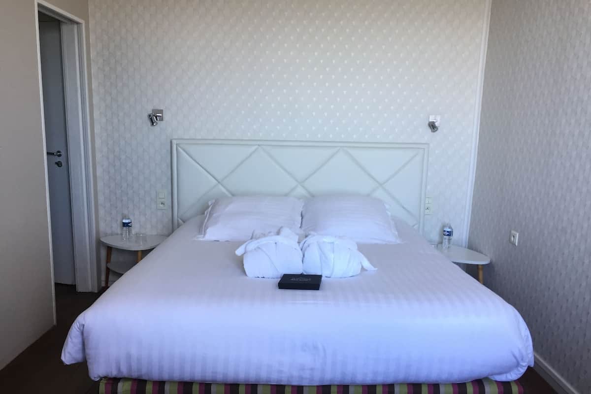 3 bedrooms, in-room safe, blackout drapes, iron/ironing board