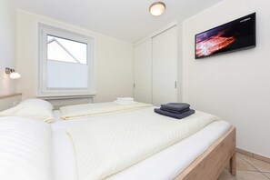 2 bedrooms, travel cot, WiFi, bed sheets