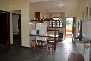 Geladeira, micro-ondas, cooktop, liquidificador