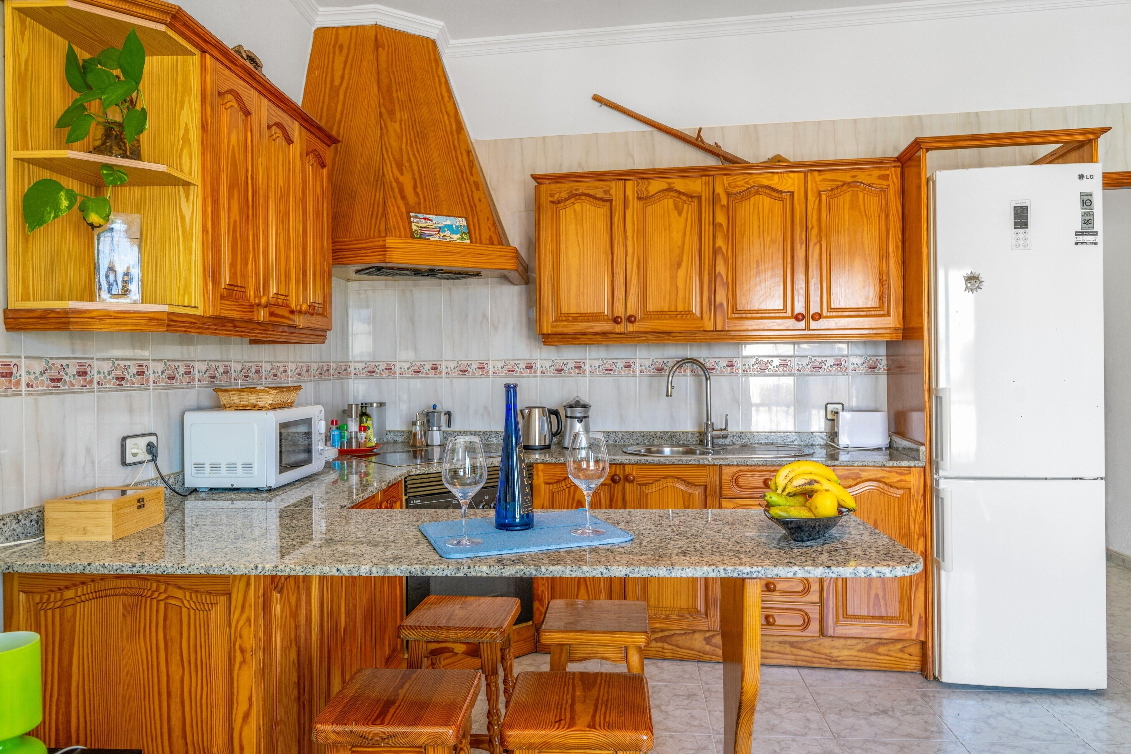 Kylskåp, mikrovågsugn, ugn och spishäll