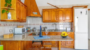 Kylskåp, mikrovågsugn, ugn och spishäll