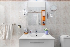 Bathtub, hair dryer, towels - Apartment "Casita Isabella" in Fishing Village Close to Beach and National Park (El Golfo Yaiza Lanzarote)