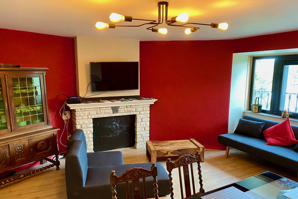 Departamento Premium, 2 habitaciones, hidromasaje, vista al lago (Les Trois Lions) | Sala de estar | Televisión de pantalla plana de 49 pulgadas con canales por cable 