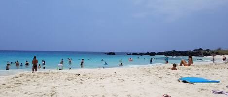 Beach nearby, sun loungers, beach towels