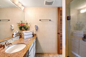 Combined shower/tub, towels