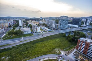 En stadsbild med moderna byggnader, en motorväg och en gångbro.