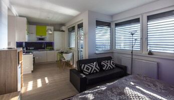Apartamento superior, vista para a cidade | Camas com colchões de espuma com sistema de memória