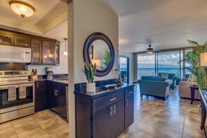 Refrigerador, microondas, horno y parrilla de estufa 