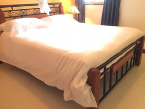 3 bedrooms, iron/ironing board, free WiFi, bed sheets