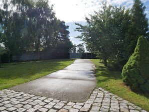 Unclassified image, 3 of 25, button