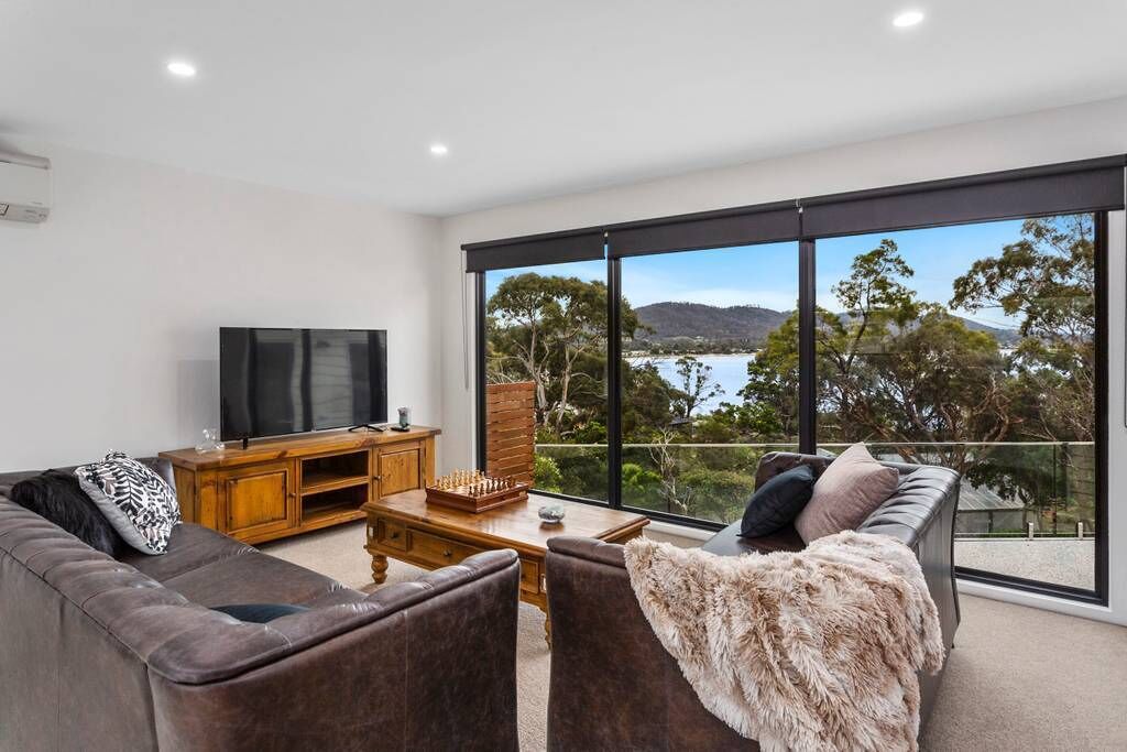 Magnificent villa on the bay - 3 min walk to the beach, 10 min to shops / cafes