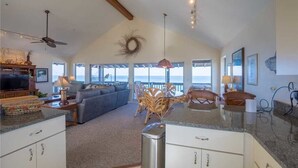Coffee/tea maker, fridge, microwave, stovetop - 084-tarpon Lodge (Captiva)