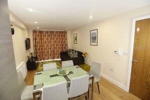 アパートメント 2 ベッドルーム | 客室内のダイニングエリア
