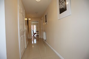 Hallway - Beautiful 4 beds Hillview House (London)
