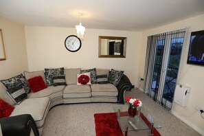 House, 4 Bedrooms | Living area | Flat-screen TV - Beautiful 4 beds Hillview House (London)