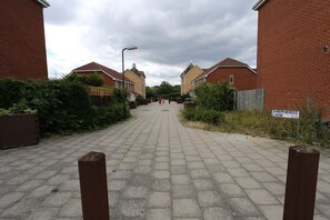 A residential street with brick houses, a paved walkway, and a sign for Shepherds Lane. - Beautiful 4 beds Hillview House (London)