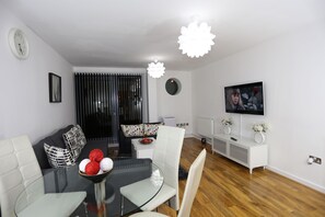 Appartement, 2 slaapkamers | Woonruimte | Flatscreentelevisie