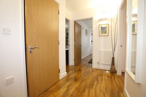 Interior entrance - 2 Beds Riverview Tideslea Apartment (London)