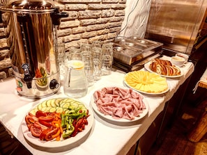 Tägliches kontinentales Frühstück gegen Gebühr