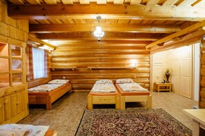 Habitación familiar, varias camas | Cunas gratuitas, wifi gratis y ropa de cama 