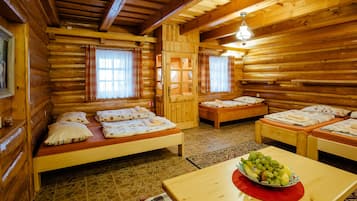Habitación familiar, varias camas | 1 habitación, cunas gratuitas, wifi gratis y ropa de cama