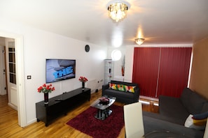 Flat-screen TV - 2 Beds Riverview HillHouse Apartment (London)