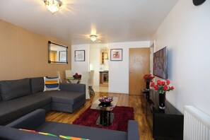 Flat-screen TV - 2 Beds Riverview HillHouse Apartment (London)