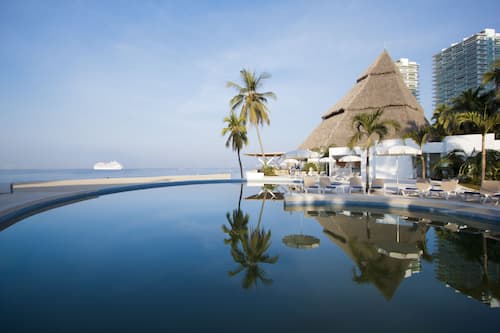 3 piscinas al aire libre (de 09:00 a 18:30), sombrillas, tumbonas