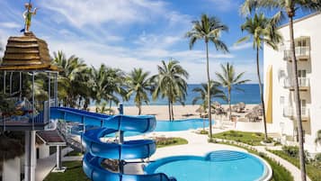 3 piscinas externas, funciona das 9h às 18h30, guarda-sóis