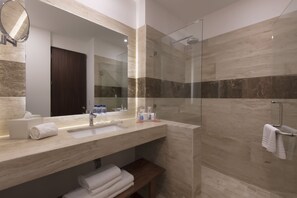 Deep soaking tub, free toiletries, hair dryer, towels - Krystal Vallarta - All Inclusive (Puerto Vallarta)