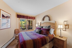 2 عدّة غرف نوم ومكواة/لوح كي وواي فاي وملاءات أسرّة