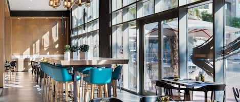 Petit déjeuner, déjeuner et dîner servis sur place, vue sur la piscine