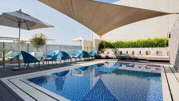 2 piscines extérieures, chaises longues