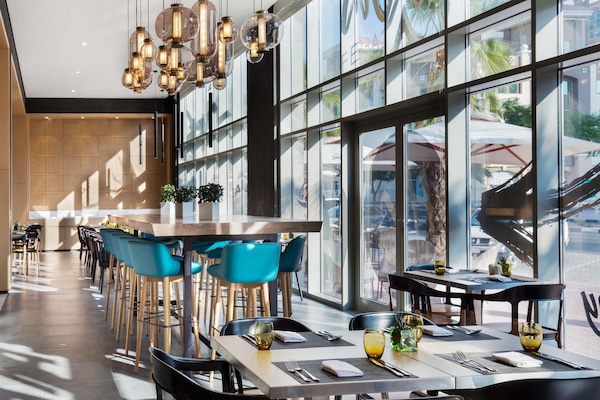 Petit déjeuner, déjeuner et dßner servis sur place, vue sur la piscine