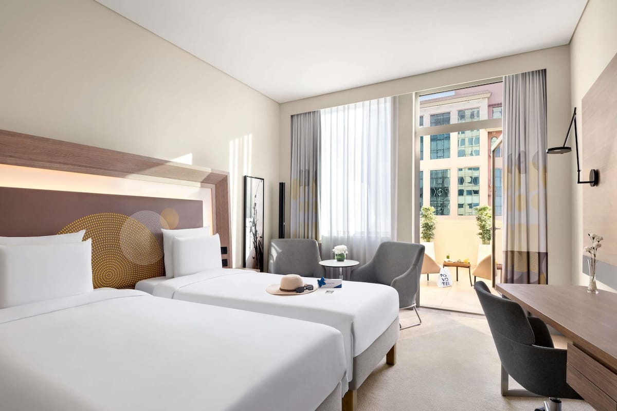 Tomannsrom – deluxe, 2 enkeltsenger, balkong | 1 soverom, minibar, safe på rommet og skrivebord