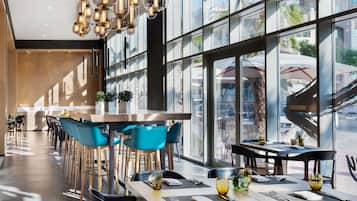 Serveert ontbijt, lunch, diner, uitzicht op het zwembad