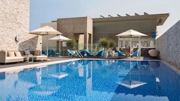 2 bares/lounges, bar ao lado da piscina