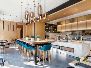 Frokost, lunsj og middag serveres, utsikt mot bassenget