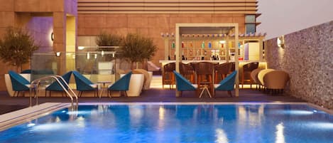 2 bars-salons, bar attenant Ă la piscine