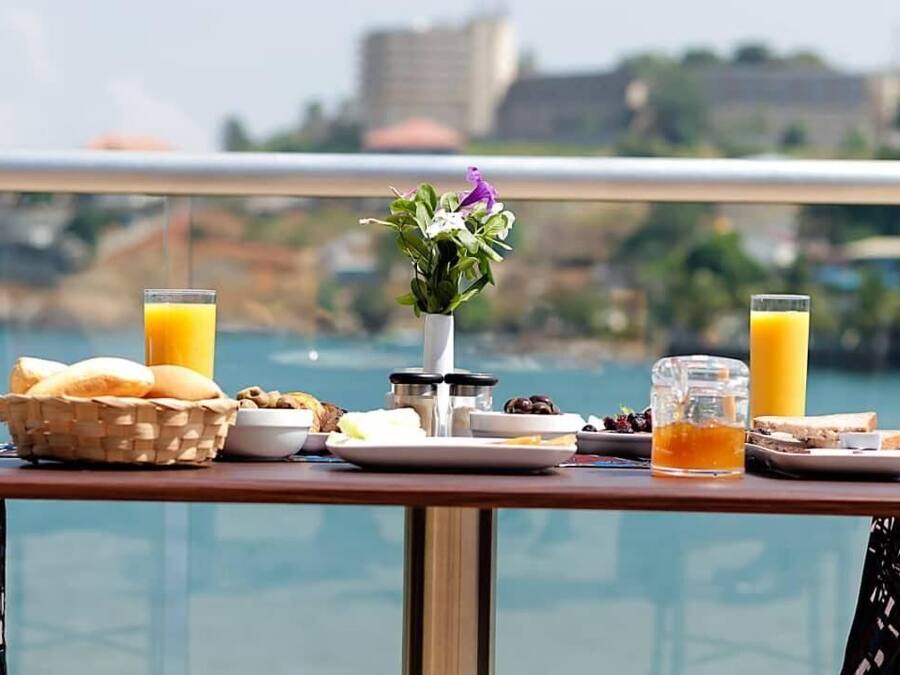 Se sirven almuerzos y cocina local e internacional (con vistas al mar)