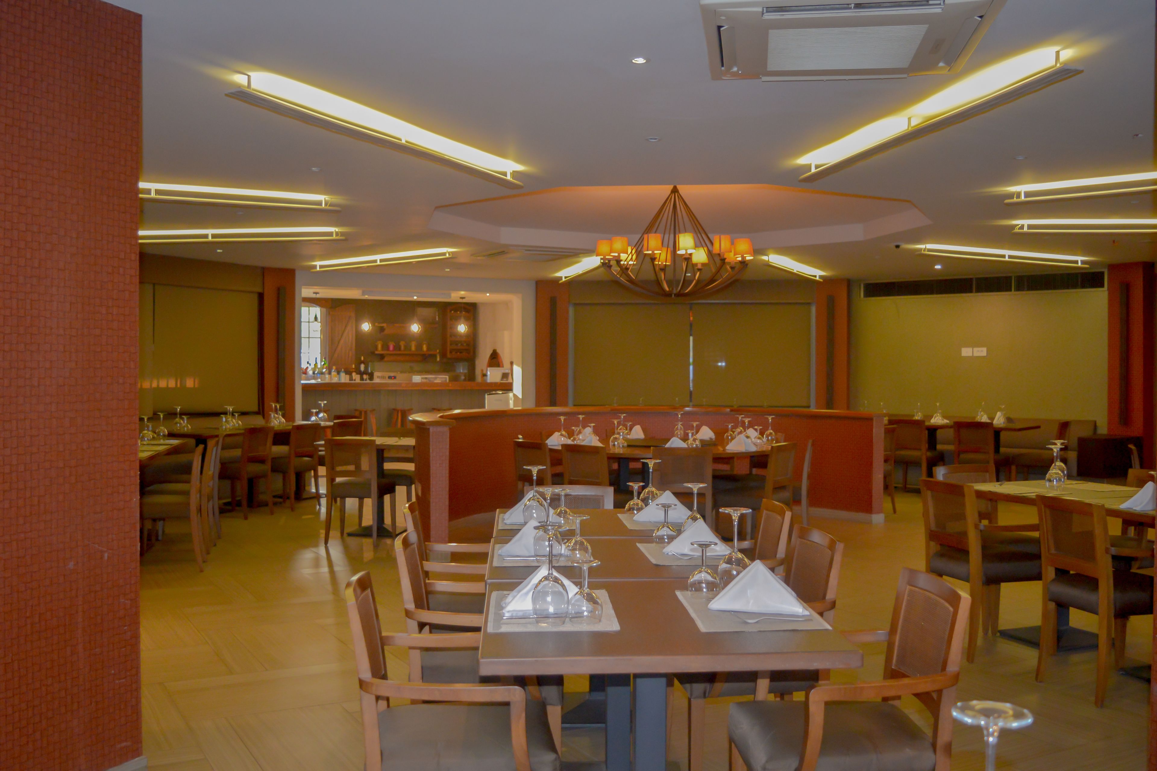 Serveert lunch, diner, lokale en internationale gerechten, zeezicht 