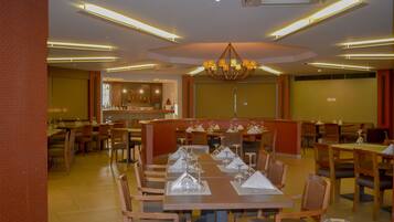 Serveert lunch, diner, lokale en internationale gerechten, zeezicht