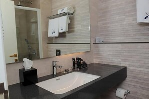 Douche, douche à « effet pluie », sèche-cheveux, chaussons