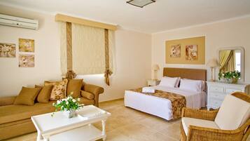 غرفة مزدوجة كلاسيكية - بمنظر للمسبح | خزنة داخل الغرفة وتجهيزات عازلة للصوت وواي فاي مجانًا وملاءات أسرّة