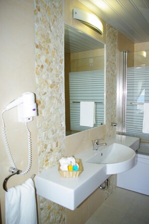 Bathtub, deep-soaking bathtub, free toiletries, hair dryer