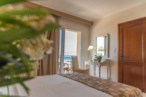 In-room safe, soundproofing, free WiFi, bed sheets