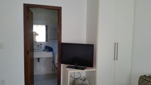 Caja de seguridad en la habitación y tabla de planchar con plancha 