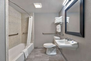 Bañera con ducha, artículos de tocador gratuitos, secador de pelo