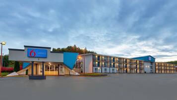 Mặt tiền nơi lưu trú - ban đêm