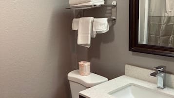 Bañera con ducha, artículos de tocador gratuitos, secador de pelo